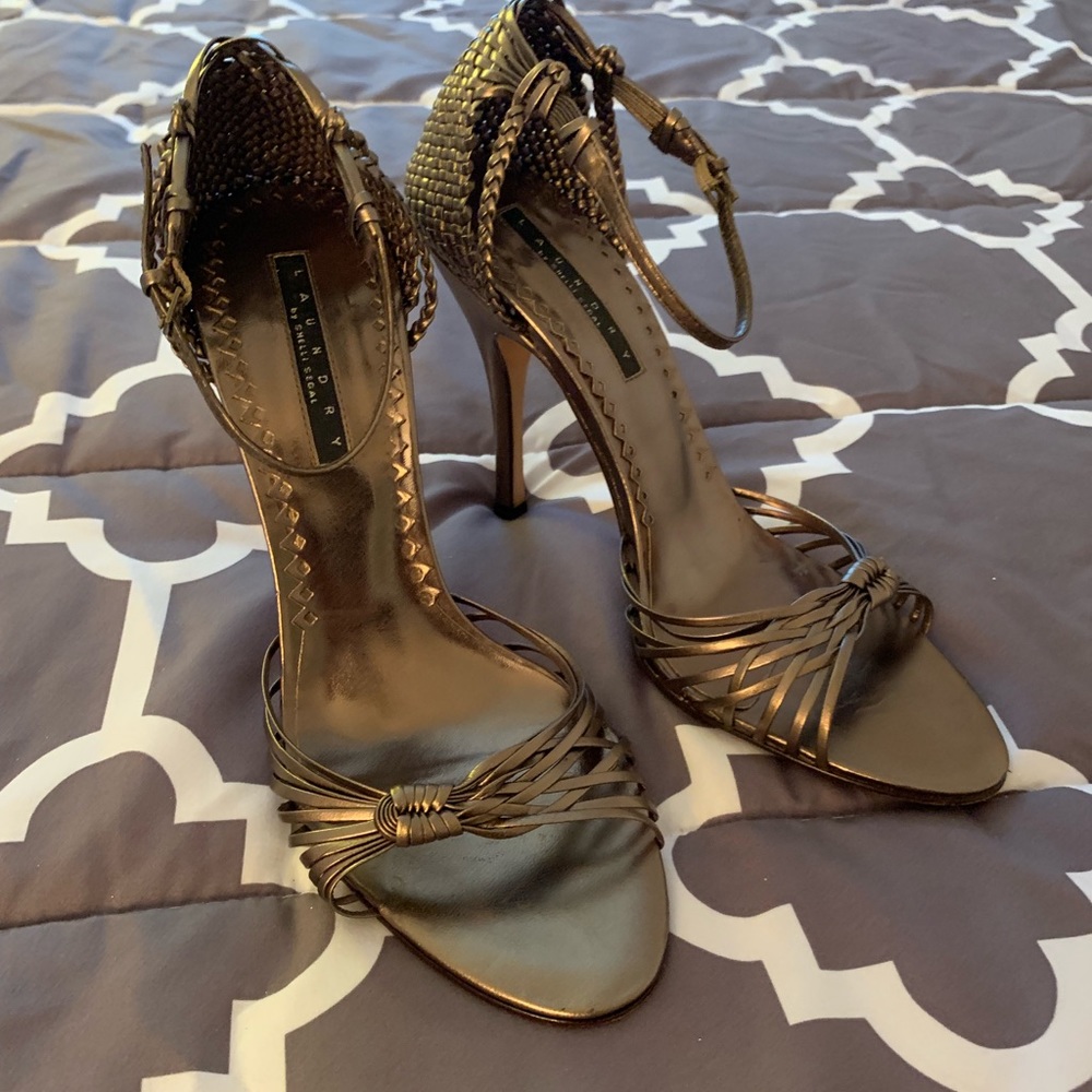 LAUNDRY Bronze Heels!